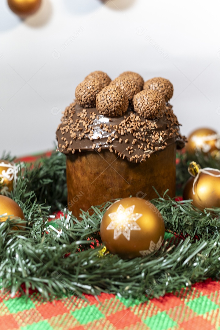 Panetone de chocolate com brigadeiros com decoração natalina