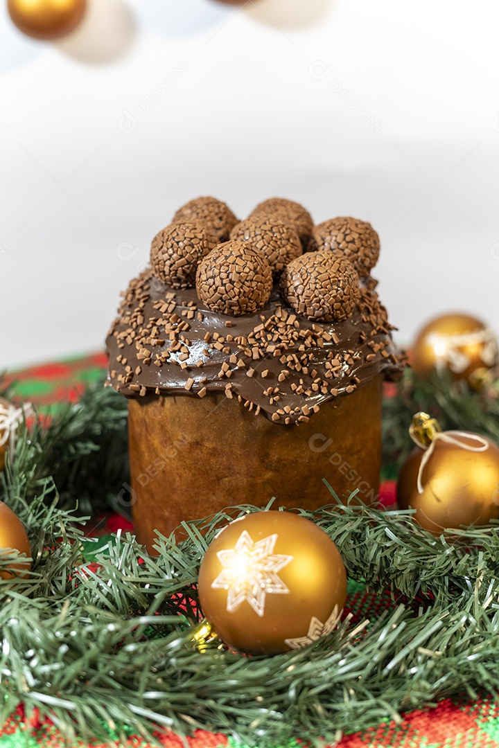 Panetone de brigadeiro com decoração de natal