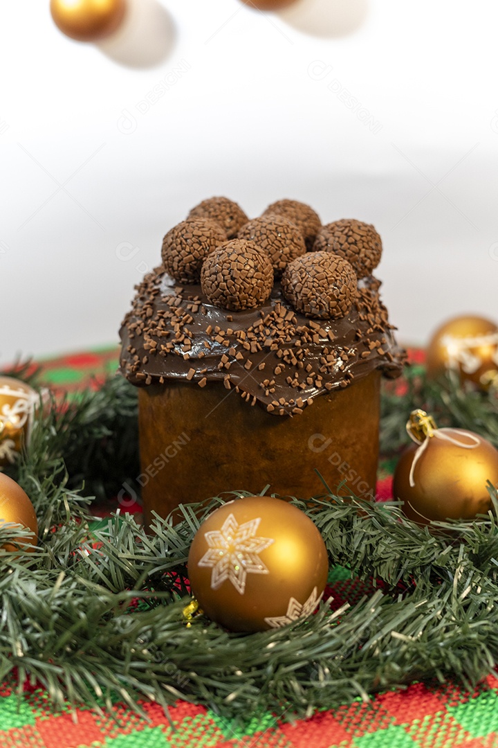 Panetone de chocolate com brigadeiros com decoração natalina