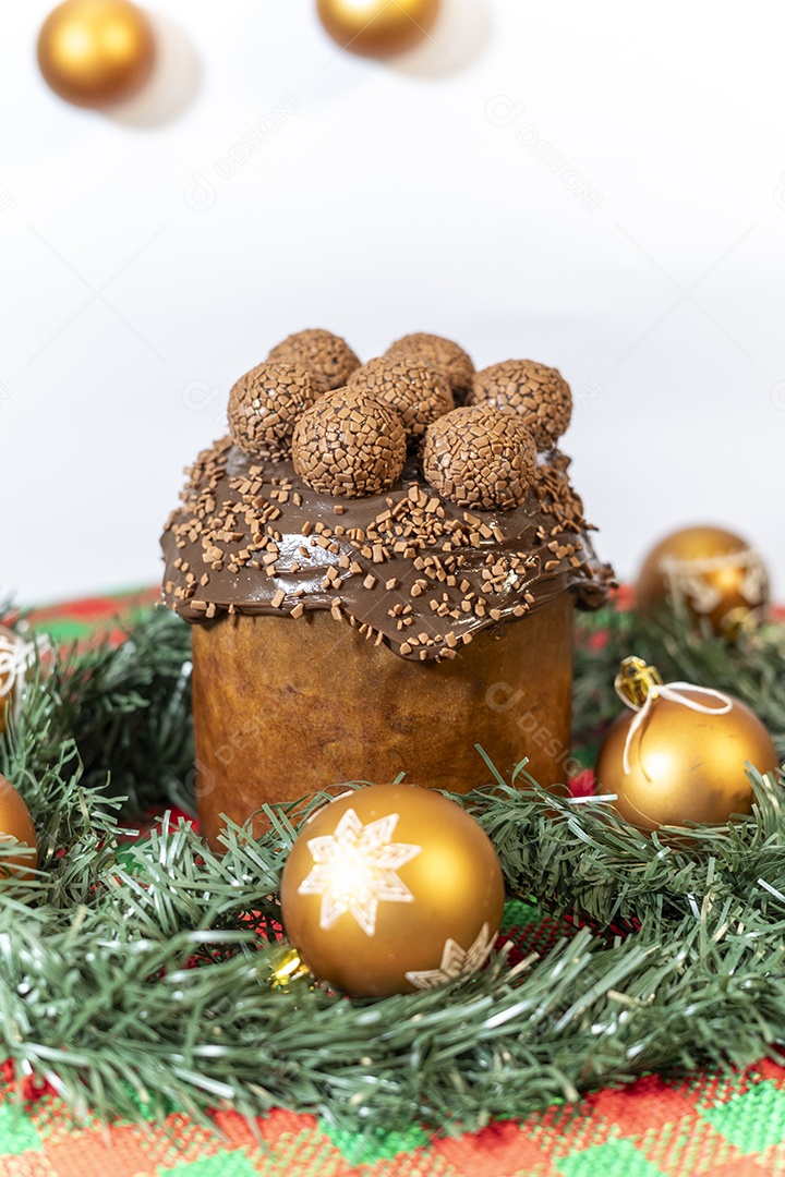 Panetone bem recheado com chocolate e brigadeiros