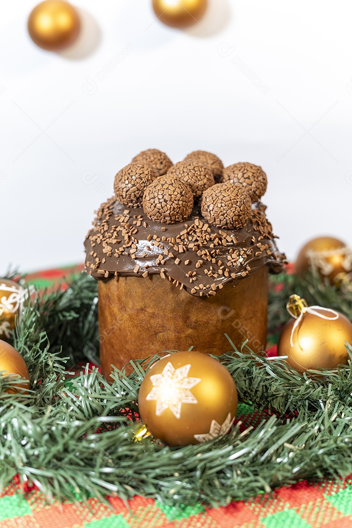 Panetone recheado com chocolate com brigadeiro