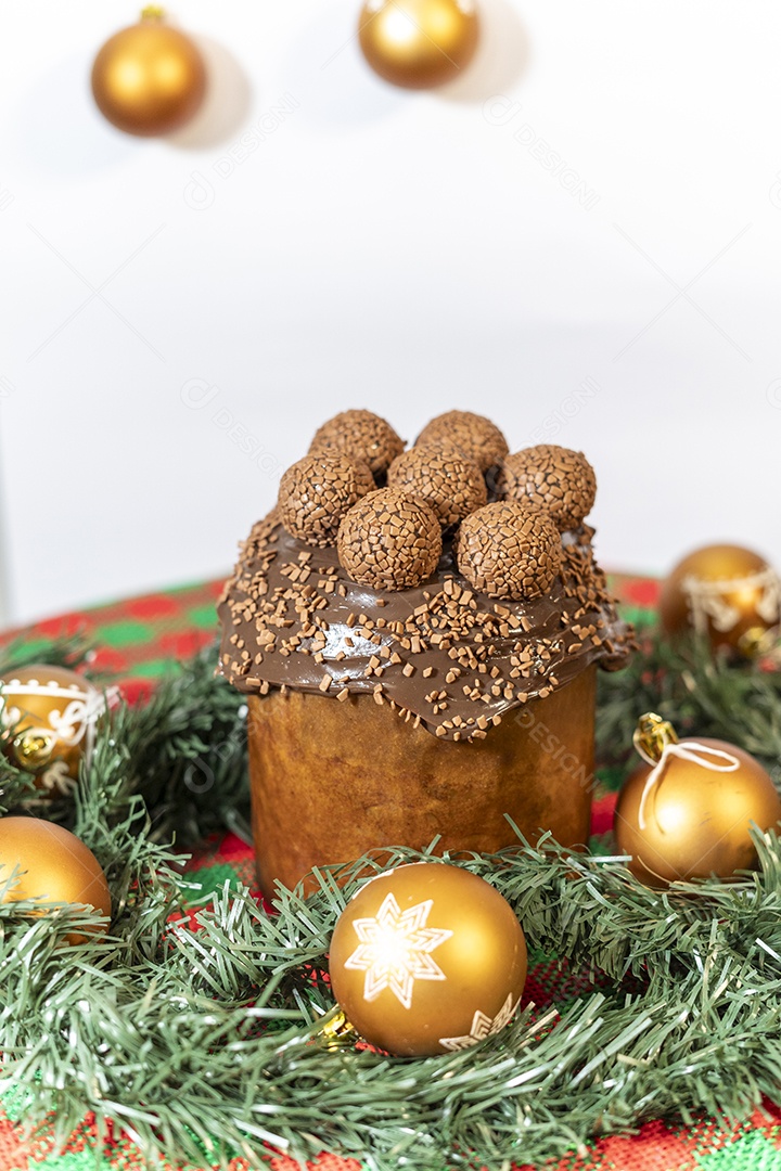 Panetone com brigadeiro bem recheado