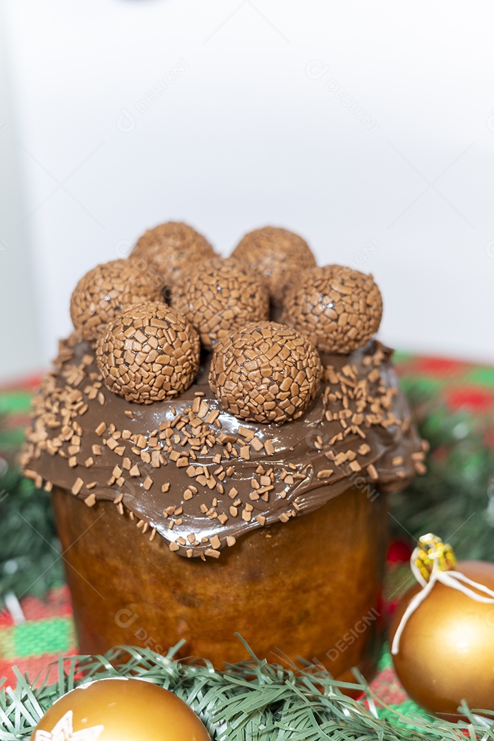 Panetone delicioso com brigadeiros e decoração natalina