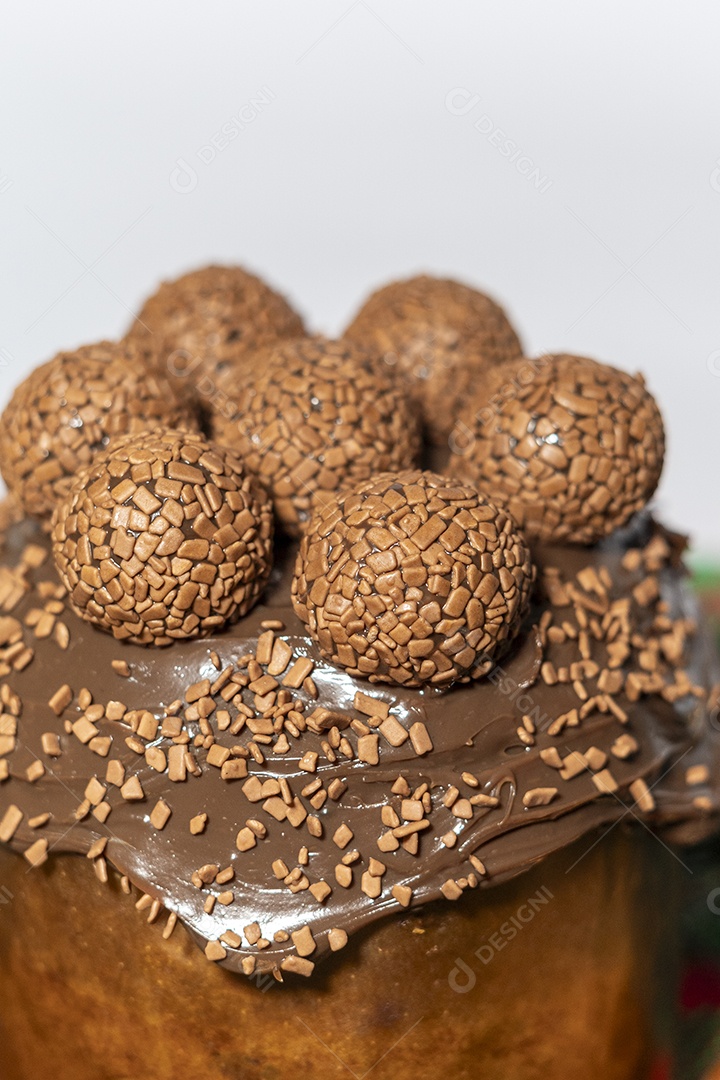 Delicioso panetone de chocolates com brigadeiro