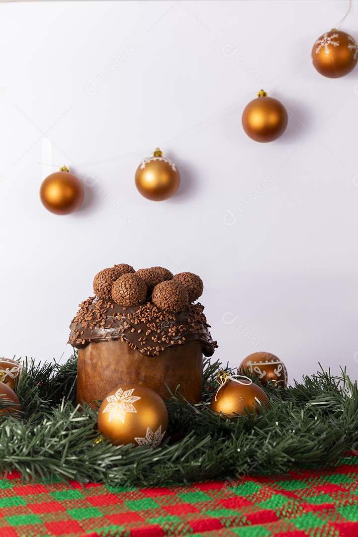 Panetone sobre uma mesa decorada para o natal