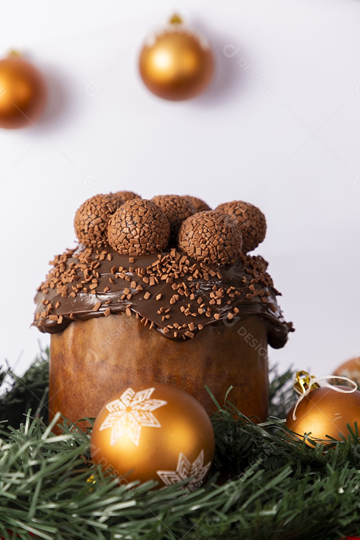 Panetone de chocolate com brigadeiros e granulado