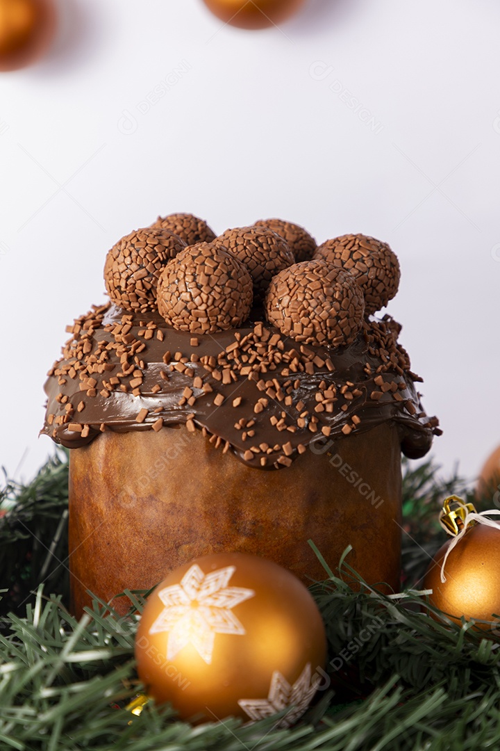Panetone de chocolate delicioso com brigadeiros