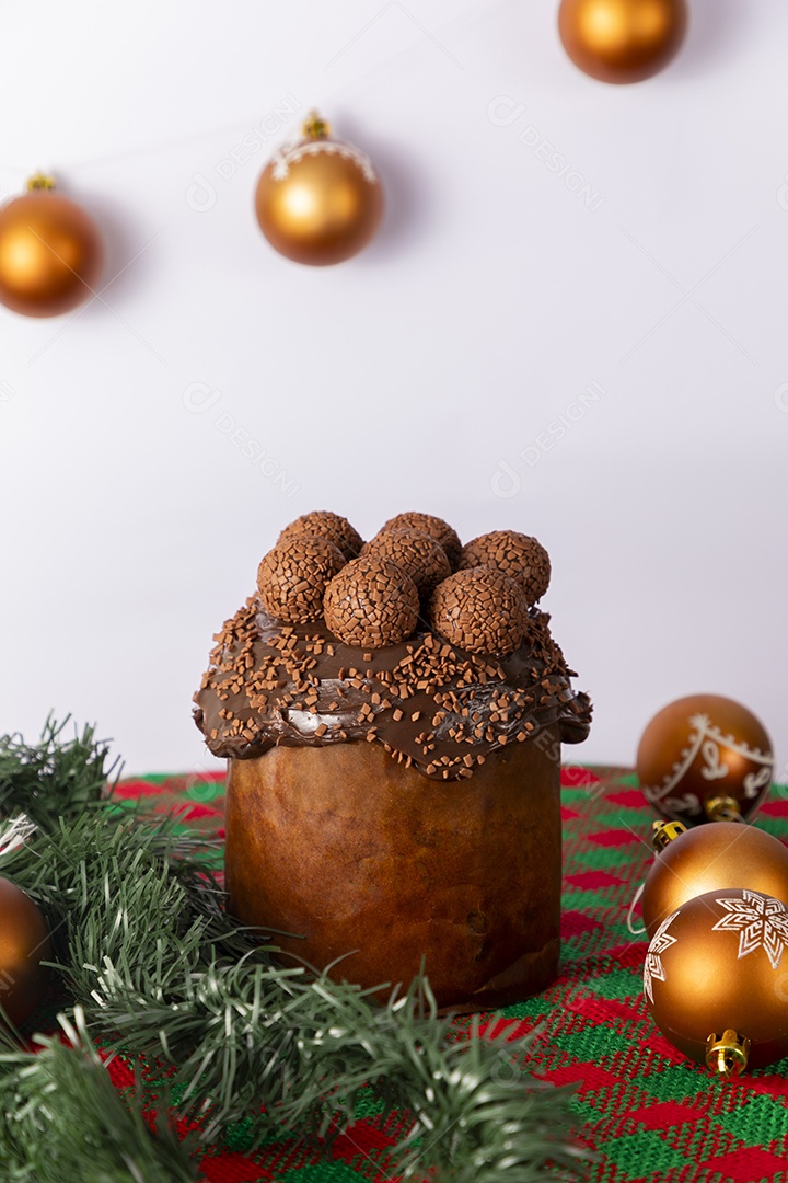 Panetone de chocolate com deliciosos brigadeiros