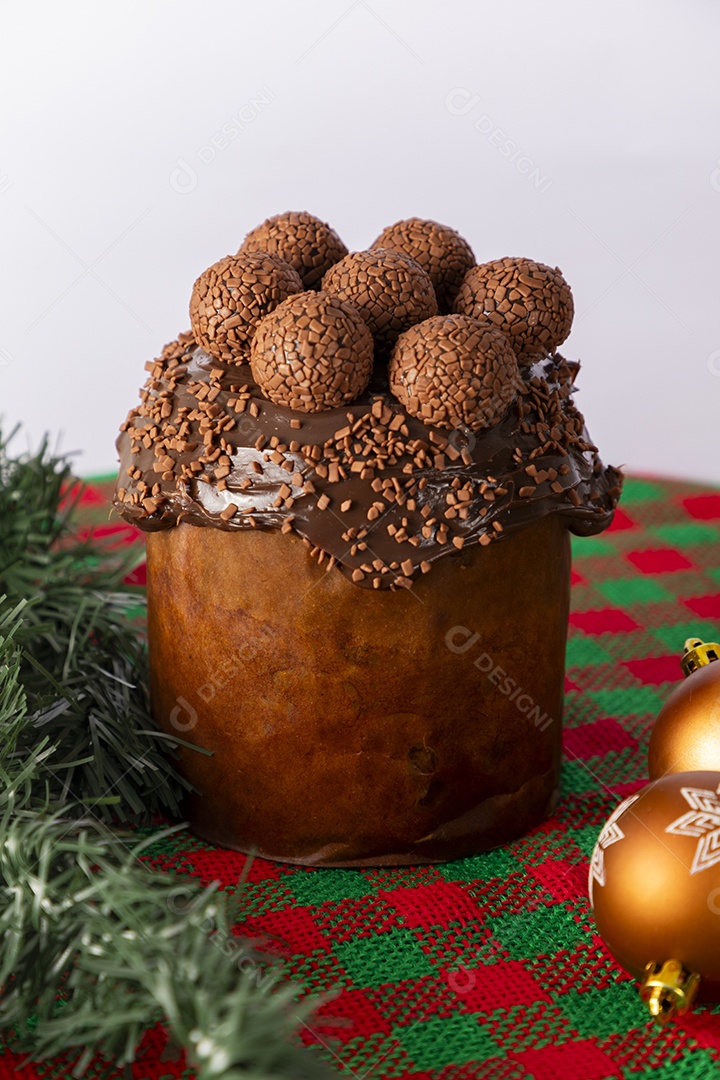 Panetone de chocolate com brigadeiro
