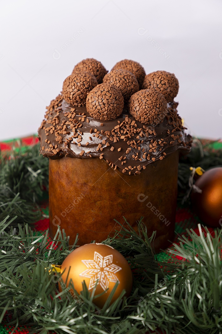 Panetone de chocolate e brigadeiro com decoração natalina