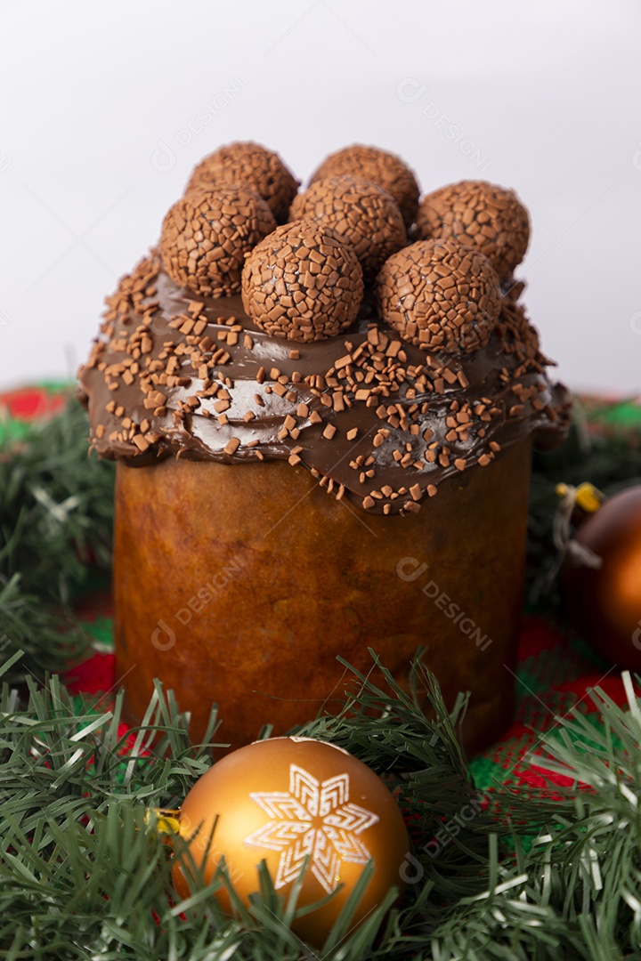 Panetone de chocolate com brigadeiros e decoração de natal