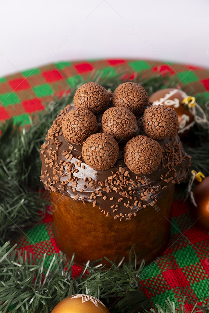 Panetone delicioso de chocolate com brigadeiros