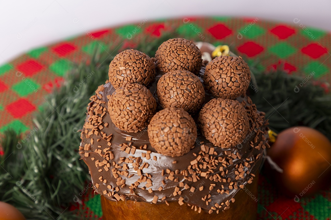 Panetone com chocolate e brigadeiros