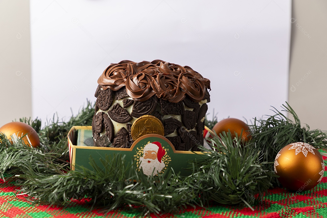 Caixa com panetone de chocolate e decoração para o natal