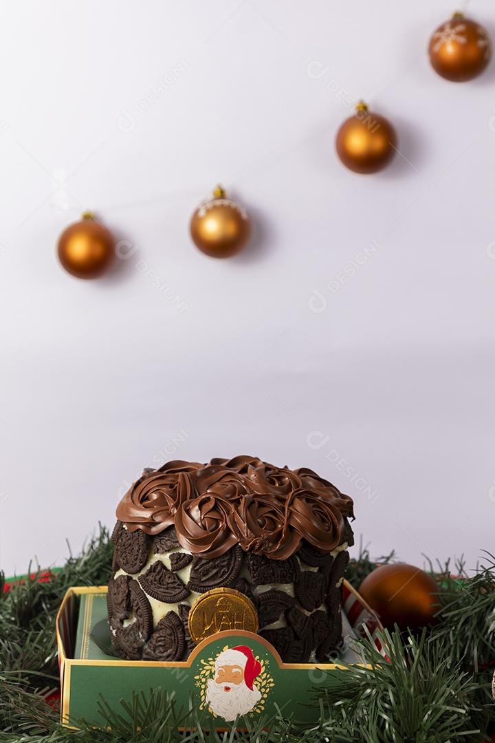 Panetone de chocolate com brigadeiros com decoração natalina