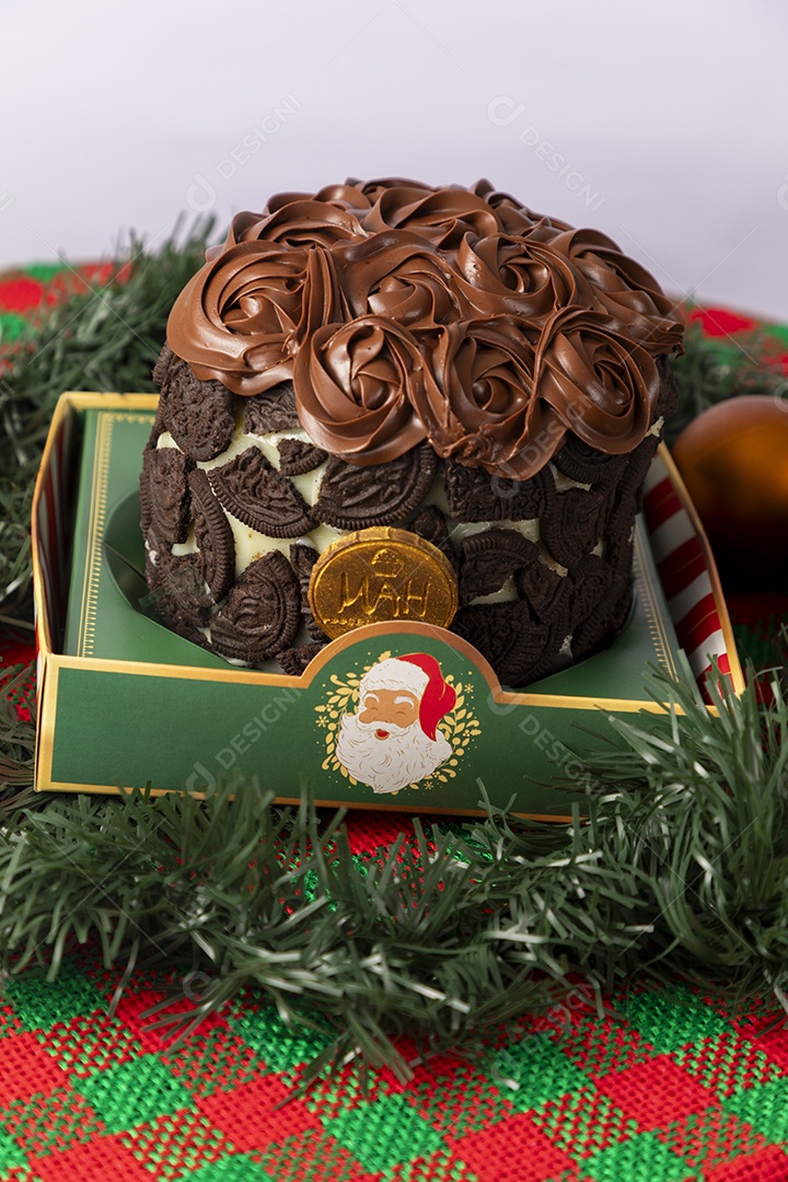 Panetone dentro de uma caixa decorada com chocolate e bolacha