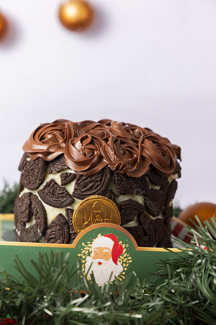 Panetone delicioso de chocolate com bolachas