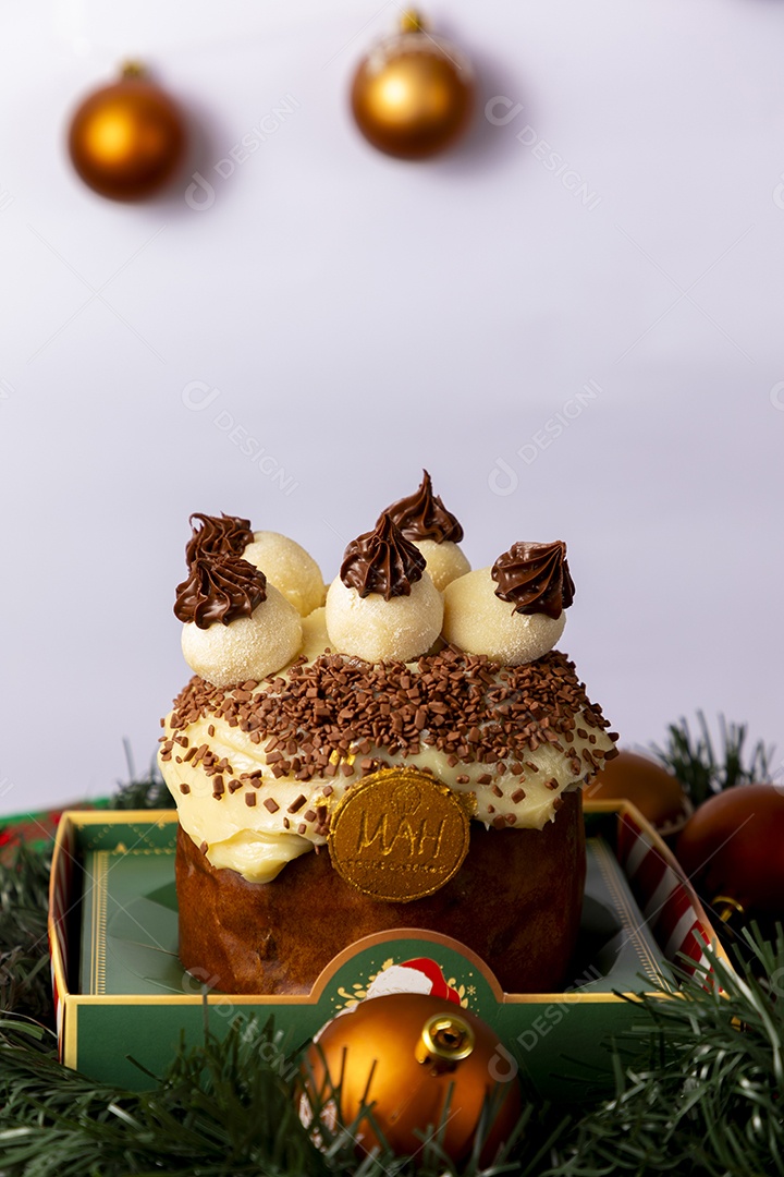 Panetone de chocolate com brigadeiros com decoração natalina