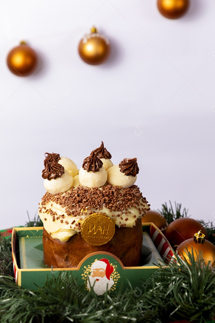 Panetone de chocolate com brigadeiros com decoração natalina
