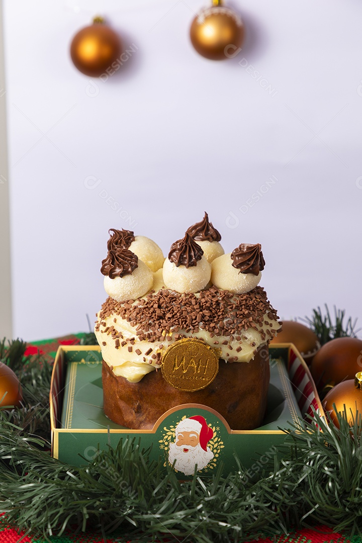 Panetone de chocolate com brigadeiros com decoração natalina