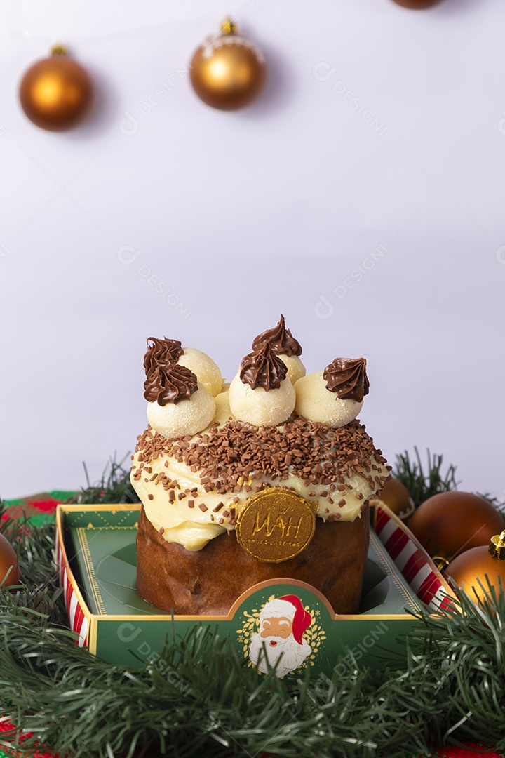 Panetones de brigadeiro delicioso bem recheado com decoração natalina