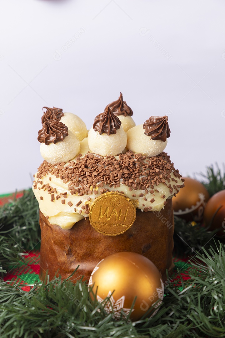 Panetones de brigadeiro delicioso bem recheado com decoração natalina