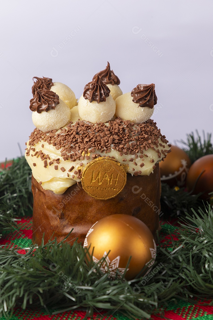 Panetone de chocolate com brigadeiros com decoração natalina
