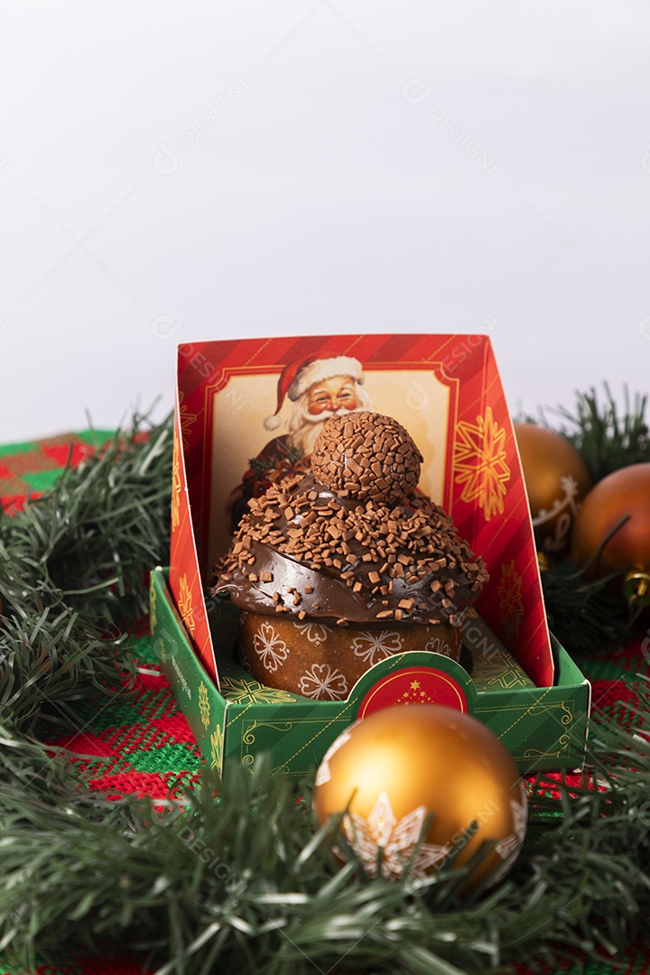 Caixinha com panetone de chocolate delicioso com decoração natalina