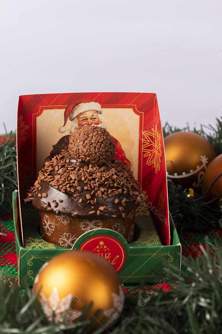 Caixa de presente com panetone de chocolate dentro