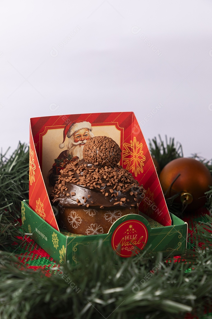 Panetone delicioso de chocolate dentro de caixa vermelha