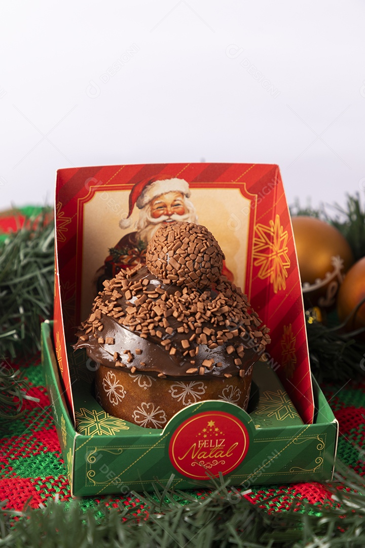Caixa decorada para o natal com panetone de chocolate dentro