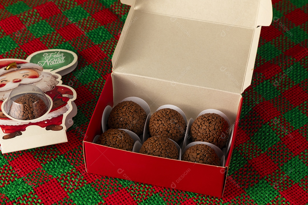 Caixa vermelha com brigadeiros dentro para o natal