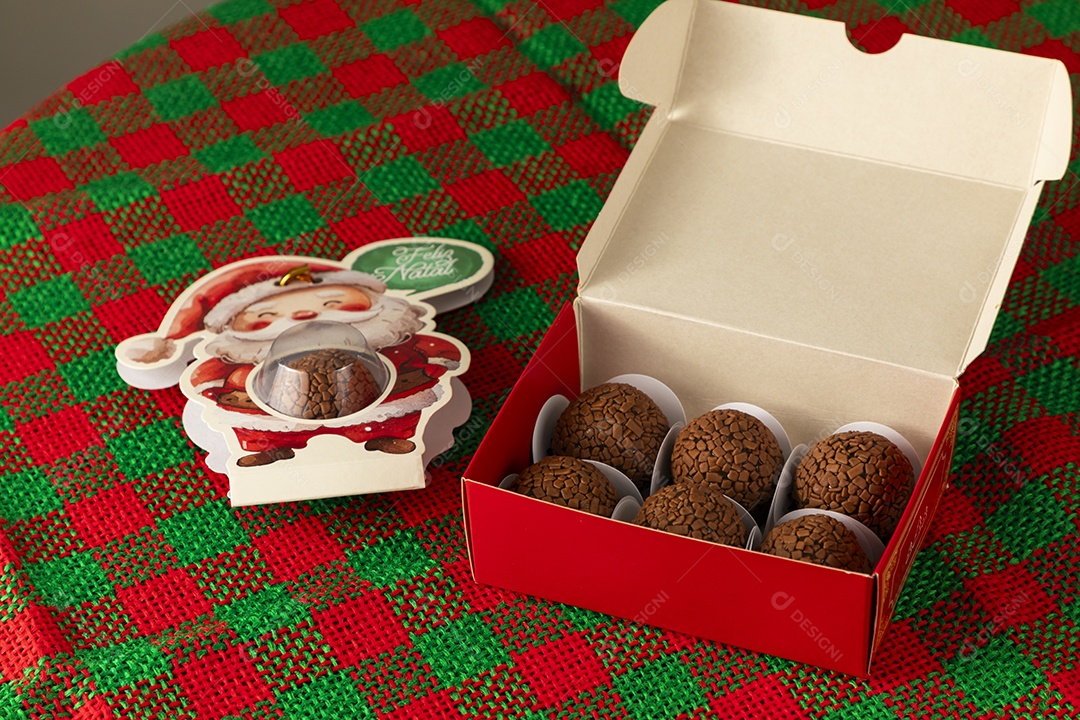 Caixa com brigadeiros dentro lembrança para o natal
