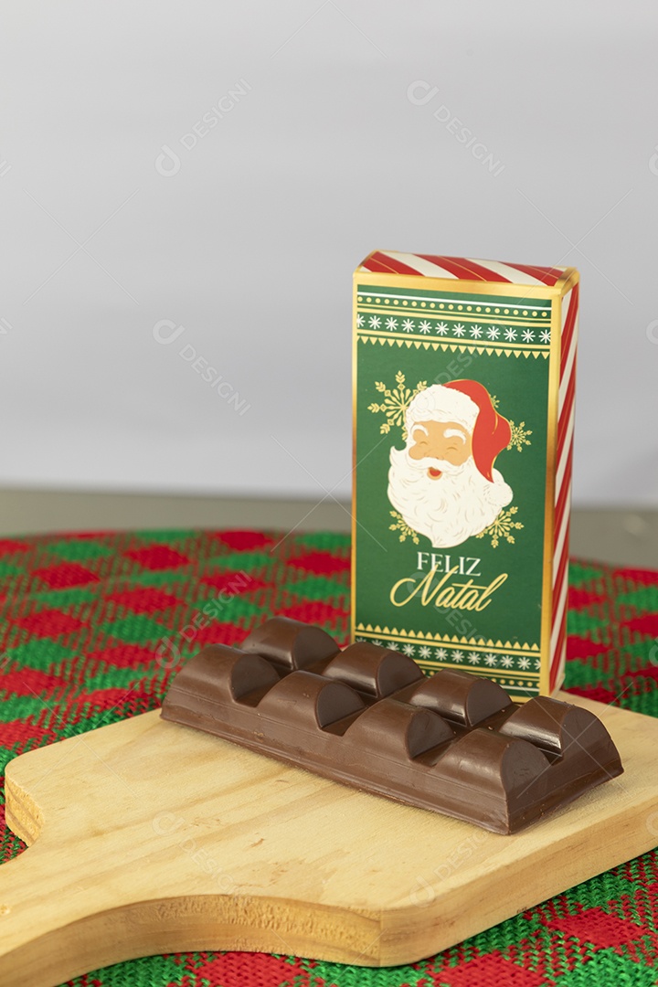Barra de chocolate em mesa decorada para o natal