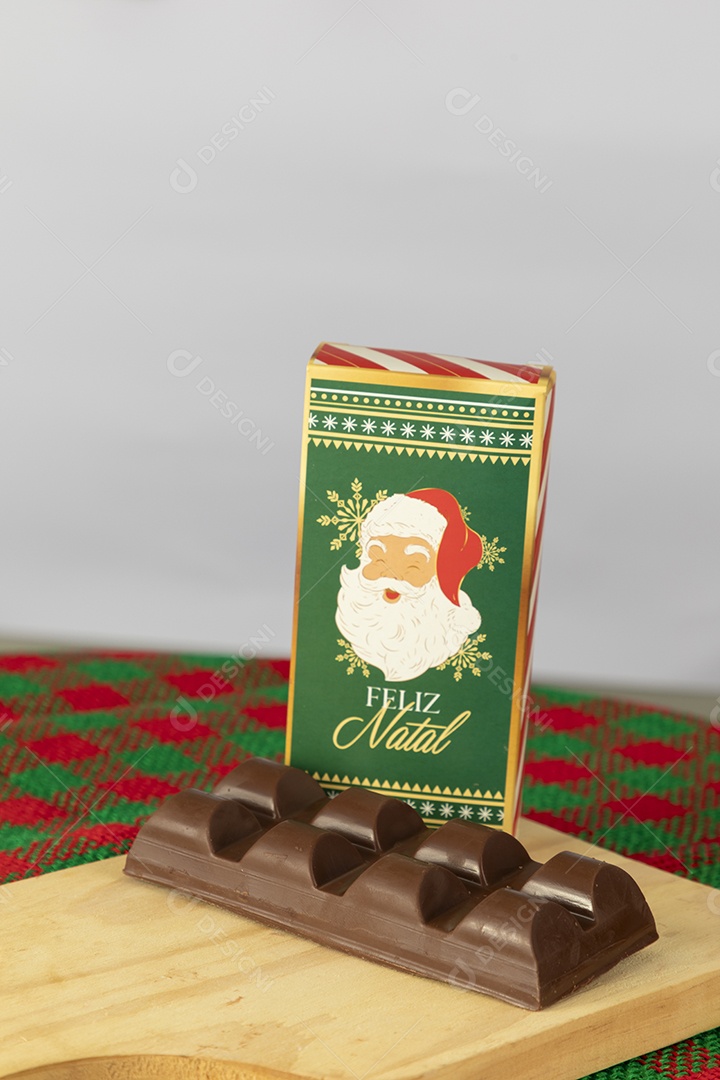 Barra de chocolate sobre uma tábua de madeira