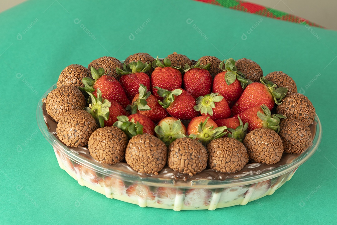 Deliciosa sobremesa de chocolate com morangos