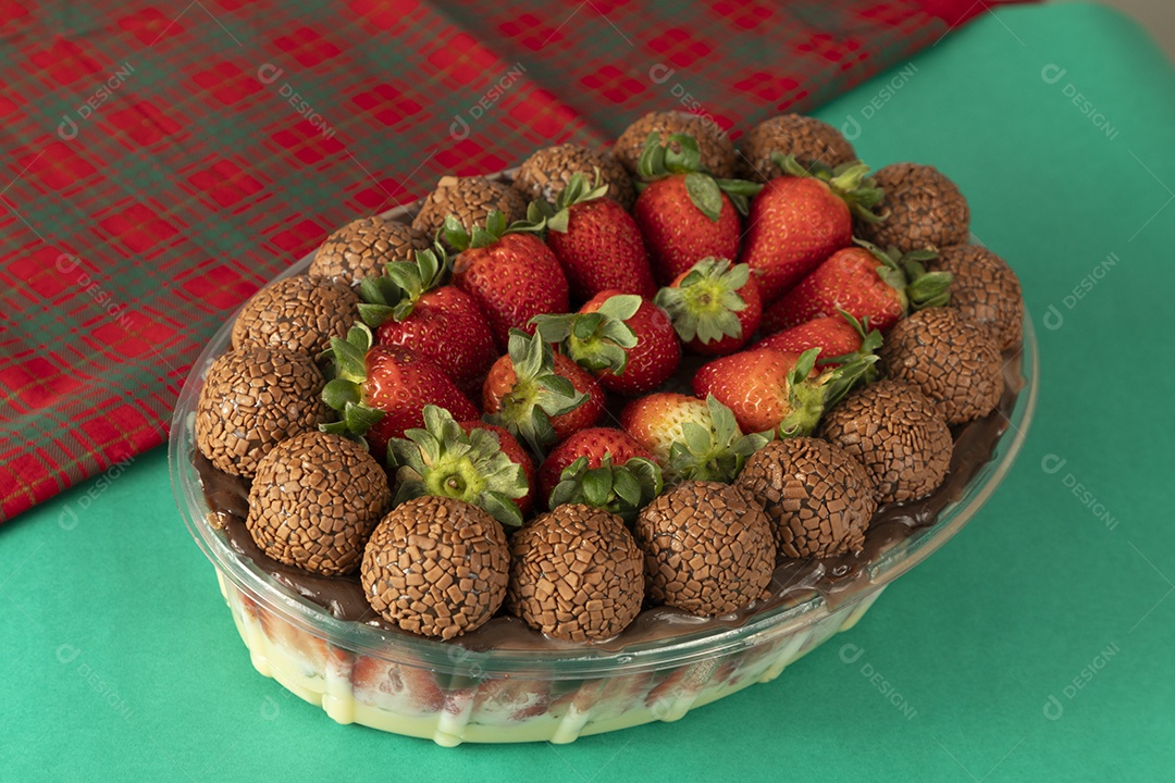 Bombom na travessa deliciosa sobremesa