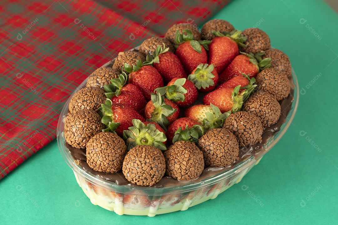 Travessa com deliciosa sobremesa e frutas