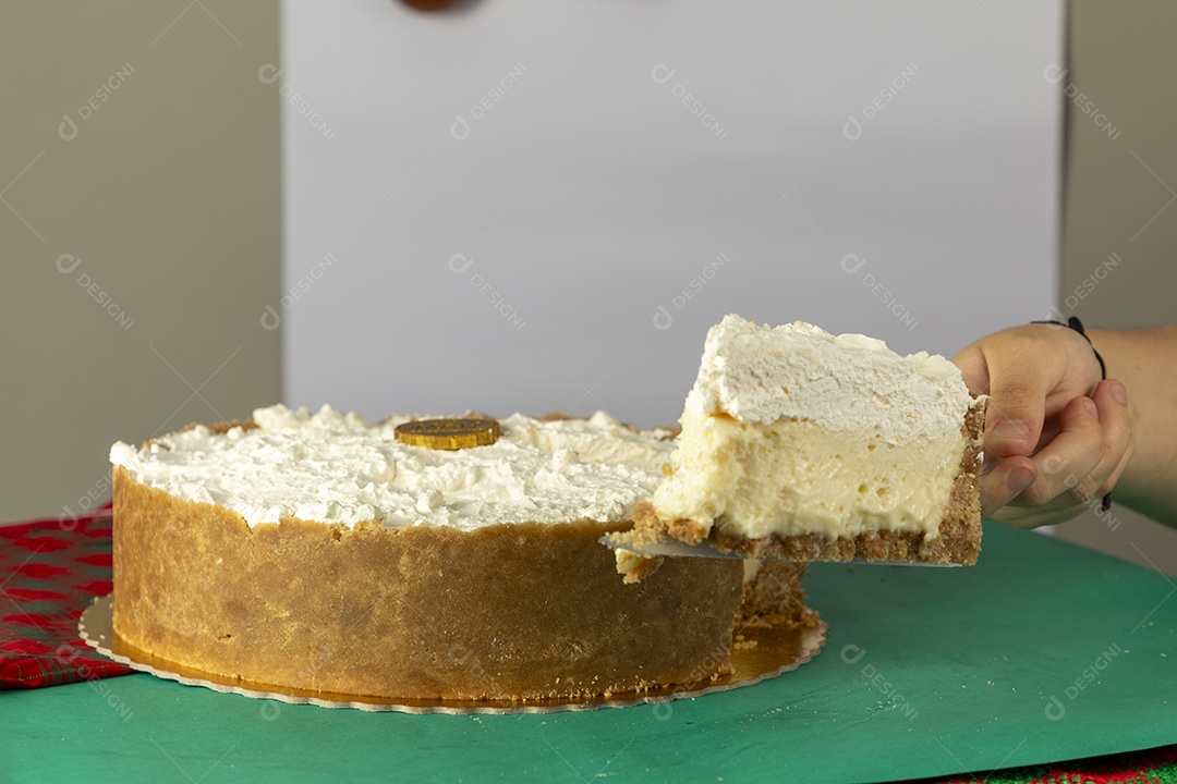 Mão segurando fatia de torta