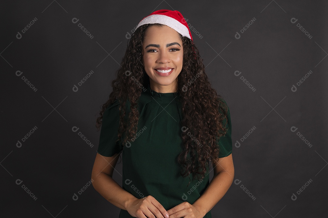 Uma linda mulher feliz com gorro na cabeça
