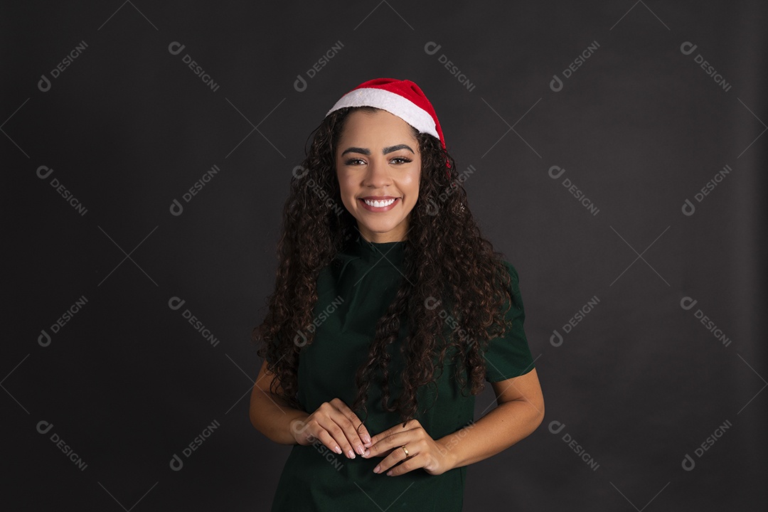 Jovem linda sorridente usando gorro vermelho