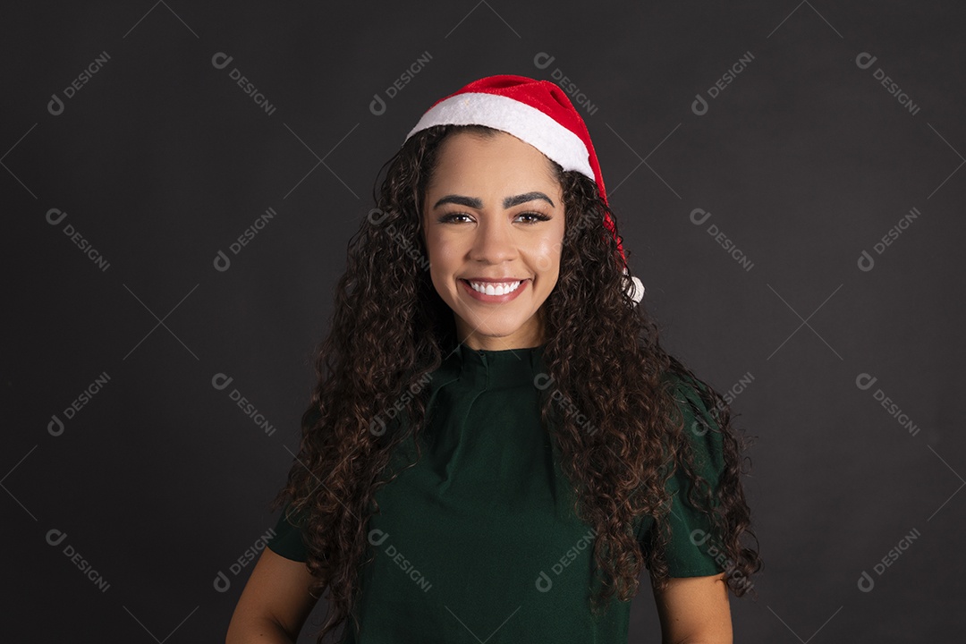 Linda mulher de cabelos cacheados com gorro na cabeça