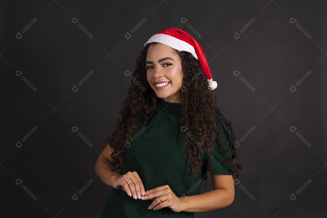 Jovem mulher feliz com gorro na cabeça