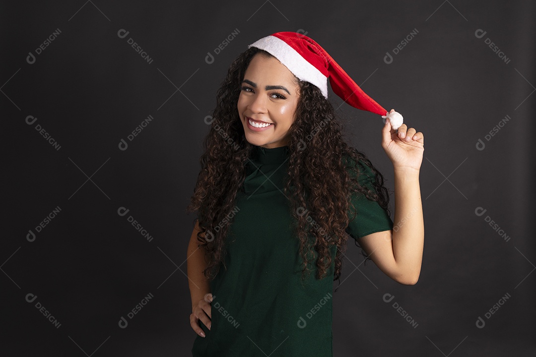 Jovem linda segurando em ponta de gorro vermelho