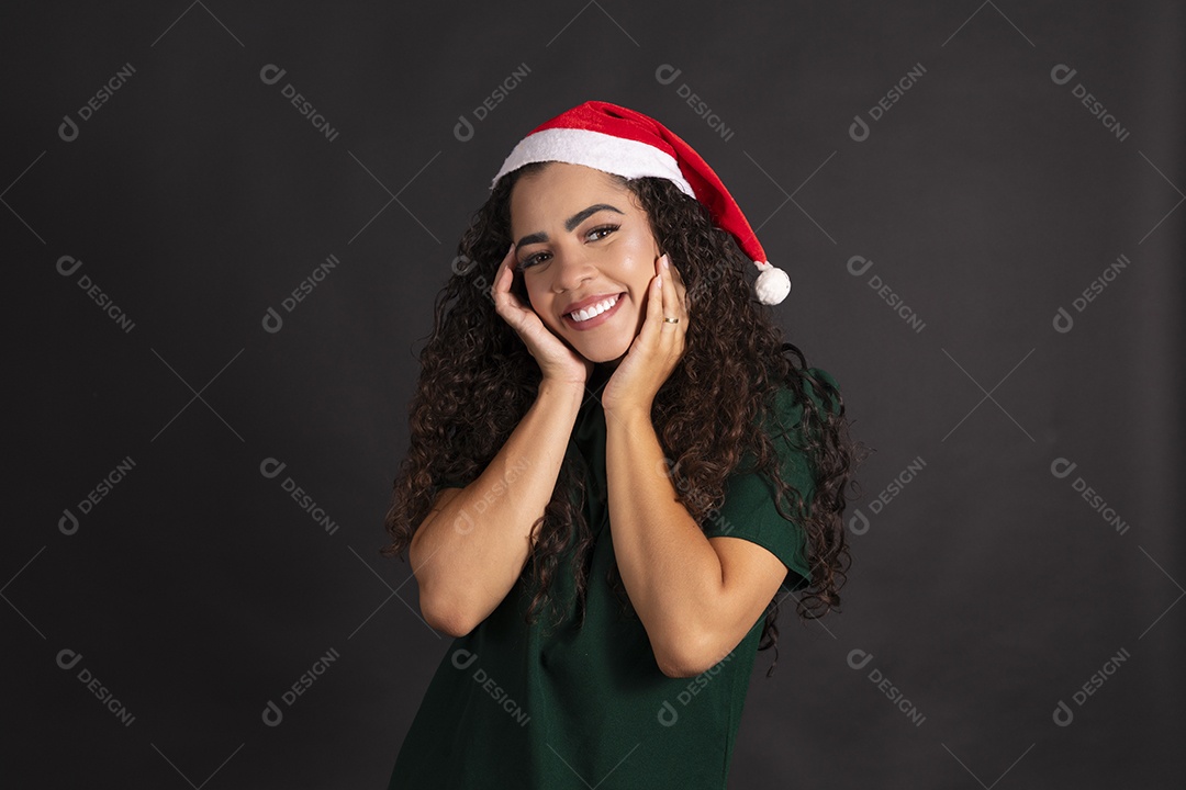 Jovem linda com mãos no rosto e gorro na cabeça