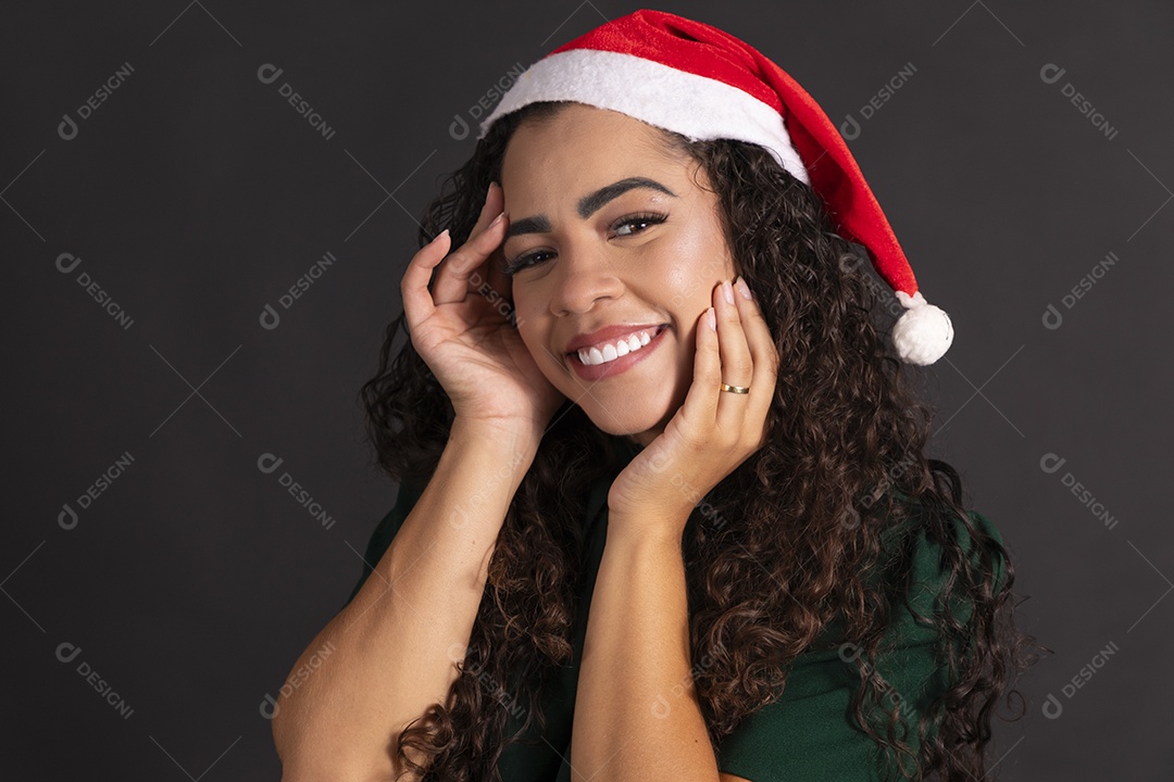 Uma jovem linda usando gorro vermelho