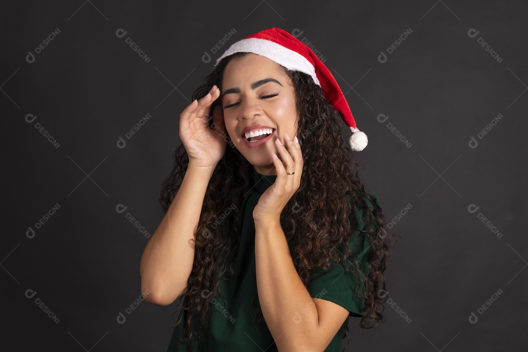 Jovem linda usando gorro vermelho