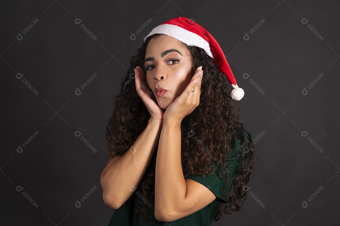 Jovem linda usando gorro