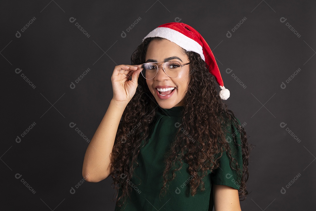Jovem linda usando óculos e gorro vermelho