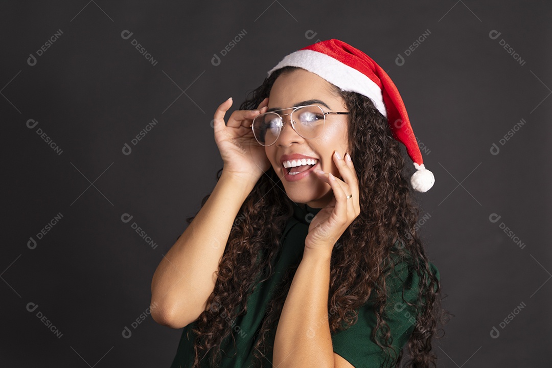 Jovem linda usando óculos e gorro vermelho